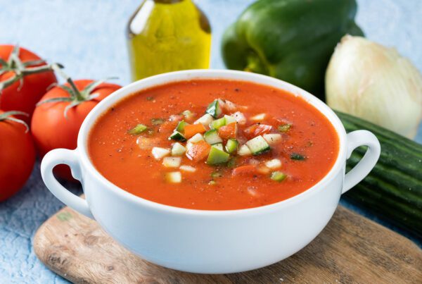 Imagen de sopa de gazpacho tradicional en un tazón sobre fondo